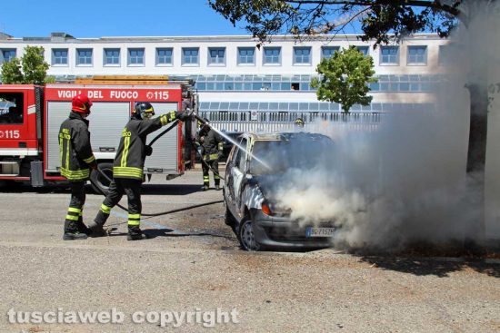 Viterbo – Auto a fuoco nel parcheggio del tribunale