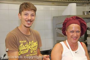 Il Fishmarket da Otello di Viterbo - Uno dei camerieri con la cuoca
