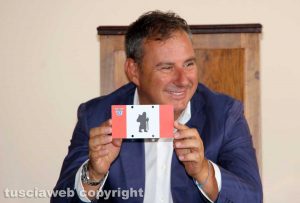 Viterbo - #CamminainTuscia, il presidente della Camera di commercio Merlani mostra il segnavia