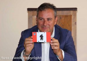 Viterbo - #CamminainTuscia, il presidente della Camera di commercio Merlani mostra il segnavia