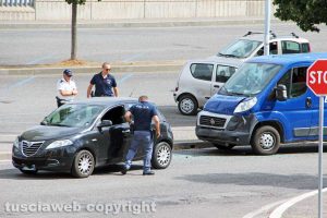 Viterbo - Scontro auto-furgone in via Falcone e Borsellino
