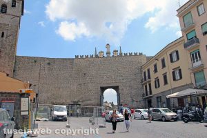 Viterbo - Santa Rosa - Il montaggio del ponteggio