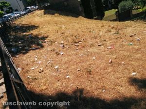 Viterbo - Rifiuti sparsi oltre la staccionata del parcheggio del Sacrario