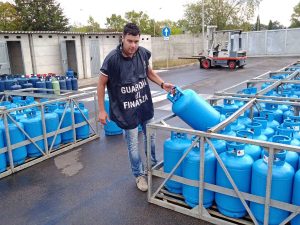 Viterbo - Guardia di finanza - Sequestrati oltre 7mila chili di propano liquido