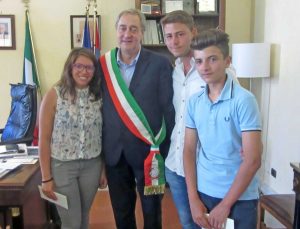 Il sindaco di Tarquinia Pietro Mencarini ha consegnato le lettere di encomio ai bagnini del Gruppo Stella