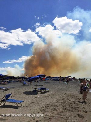 L'incendio in spiaggia a Capalbio 