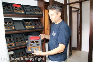 Massimo Panetti coi suoi occhiali in legno