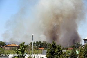 Viterbo - L'incendio dietro il cimitero nuovo
