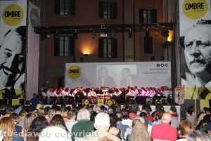 Viterbo - Don Ciotti sul palco di Ombre festival, intervistato da Alessandro Maurizi