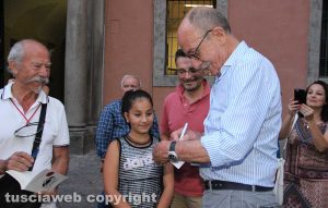 Viterbo - Giuseppe Ayala firma le copie del suo libro