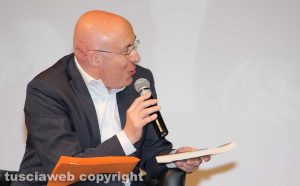 Viterbo - Ombre festival - Massimo Pistilli moderatore dell'incontro con Gratteri