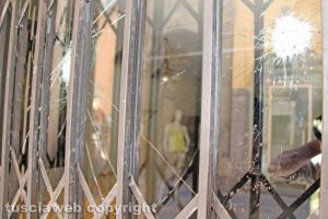La vetrina colpita in corso Italia a Viterbo