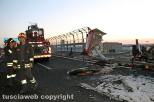 Viterbo - Superstrada - Camion esce di strada e va a fuoco