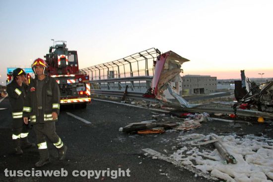 Viterbo - Superstrada - Camion esce di strada e va a fuoco