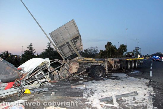 Viterbo - Superstrada - Camion esce di strada e va a fuoco