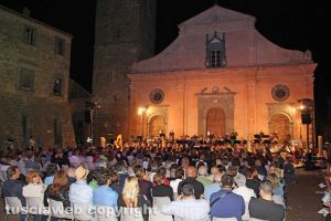Civita di Bagnoregio - Il pubblico al concerto della banda della polizia
