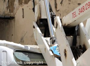 Viterbo - Incidente sul lavoro in via della Palazzina - Il braccio meccanico che ha ceduto