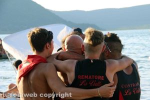 Ronciglione – Lago di Vico – Il palio delle barche 2017 – L'abbraccio finale tra l'equipaggio della Valle