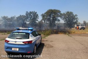 Viterbo - L'incendio intorno al cimitero nuovo - L'intervento della polizia