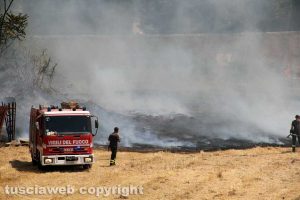 Viterbo - L'incendio intorno al cimitero nuovo - L'intervento dei vigili del fuoco