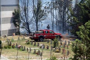 Viterbo - L'incendio intorno al cimitero nuovo