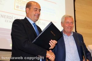 La stretta di mano tra il presidente della regione Zingaretti e il sindaco di Viterbo Michelini