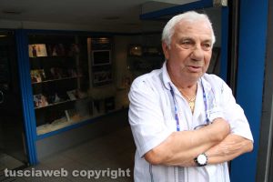 Viterbo - I lavori in via Cairoli - Il fotografo Gianfranco Grazini