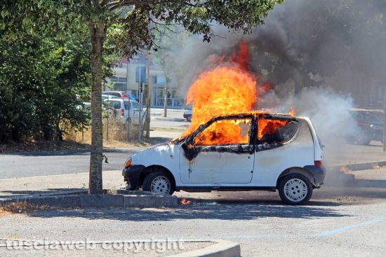Viterbo – Auto a fuoco nel parcheggio del tribunale