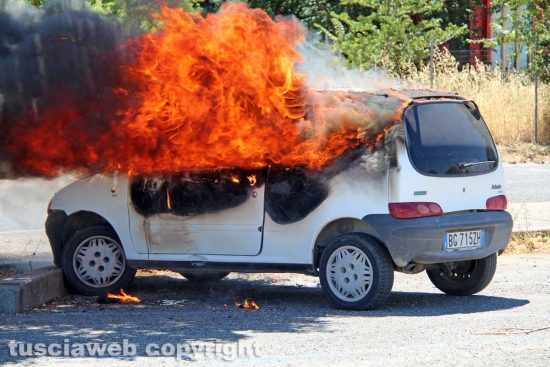 Viterbo – Auto a fuoco nel parcheggio del tribunale