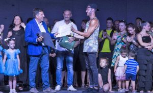 I ballerino Patrizio Ratto riceve un riconoscimento