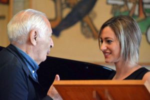 Mogol con una delle allieve dell'Accademia Tarquinia Musica