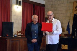 Mogol riceve dal mestro Cardia la targa di presidente onorario dell'Accademia Tarquinia Musica