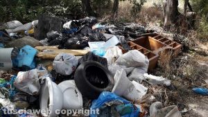 I rifiuti in strada Riello direzione fontana del Boia