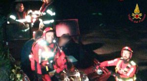 Treviso - L'intervento dei vigili del fuoco nel fiume