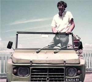 Giancarlo Siani sulla sua Citroen Mehari