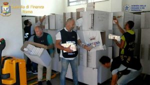 Civitavecchia - Guardia di finanza - Il sequestro di sigarette