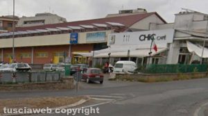 Il supermercato all'incrocio tra via Villanova e la Cassia Nord