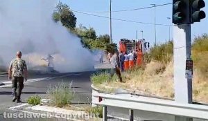 Viterbo - La macchina in fiamme sulla Sammartinese
