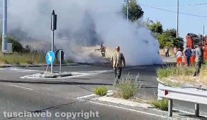 Viterbo - La macchina in fiamme sulla Sammartinese