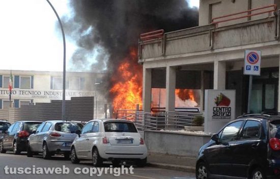 Le fiamme in via Rossi Danielli