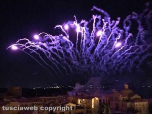 Tuscania - I fuochi d'artificio color lavanda