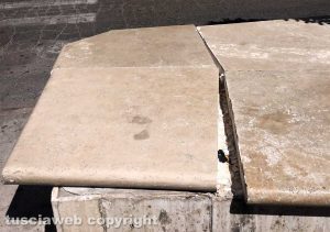 Viterbo - Il lastrone pericolante a piazza della Repubblica