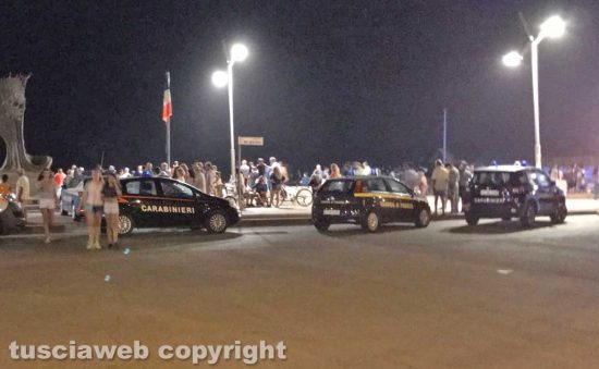 Tarquinia lido - La spiaggia dove si sta cercando il ragazzo disperso in mare