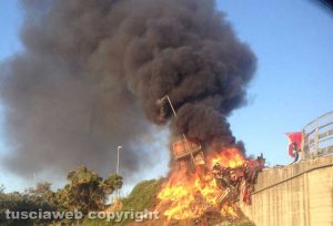 Viterbo - Superstrada - Camion esce di strada e va a fuoco