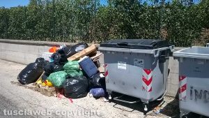 Viterbo - I cassonetti in strada Due Casali