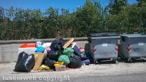 Viterbo - I cassonetti in strada Due Casali 