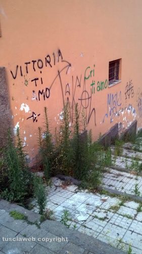 Viterbo - Il degrado in via Santa Maria in Volturno 