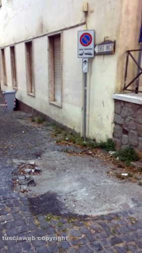 Viterbo - Il degrado in via Santa Maria in Volturno 