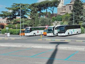 Autobus in sosta al Sacrario
