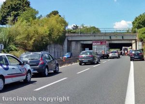 Superstrada - Vitorchiano - Le auto in coda in seguito all'incidente sul lavoro